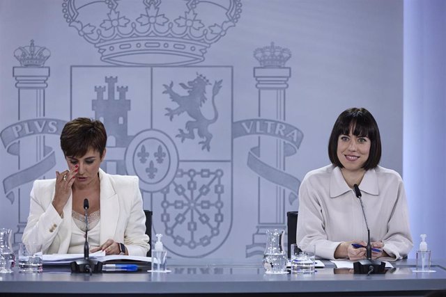 La ministra portavoz, Isabel Rodríguez (i), y la ministra de Ciencia e Innovación, Diana Morant, comparecen tras la reunión del Consejo de Ministros, en el Palacio de La Moncloa, a 14 de junio de 2022, en Madrid (España). 