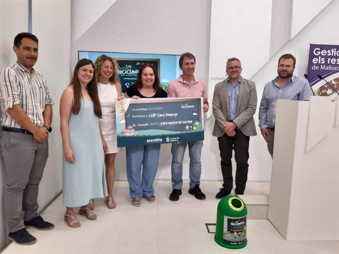 La vicepresidenta del Consell de Mallorca y consellera de Sostenibilidad y Medio Ambiente, Aurora Ribot; el director insular de Residuos, Juan Carrasco, y el gerente de zona de Ecovidrio, Roberto Fuentes, entregan los premios 'Los Peque Recicladores'.
