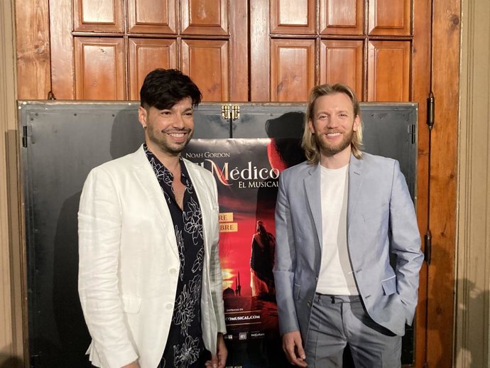 Los actores Paco Arrojo y Guido Balzaretti durante la presentación del musical 'El Médico' en Valncia