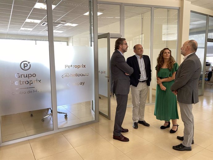 Juan Gómez, Manuel Santiago, Raquel Santiago y Pedro Pérez en una visita al espacio de Petroprix en el campus