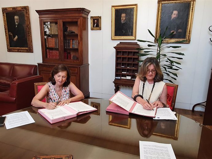 Firma del acuerdo para la donación del legado de Alberto Corazón a la Biblioteca Nacional