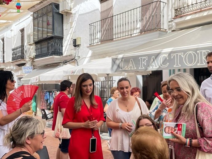 La cabeza de lista por el PSOE de Huelva a las próximas elecciones autonómicos del 19 de junio, María Márquez, en su visita a Cartaya.
