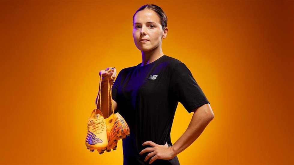 Claudia Zornoza posa con las nuevas botas VIVID SPARK de New Balance