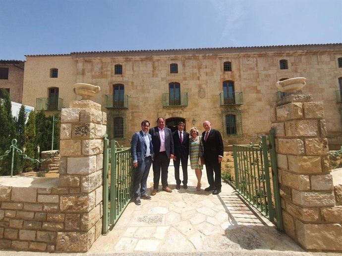 El vicepresidente del Gobierno de Aragón, Arturo Aliaga, inaugura el hotel La Lozana en Used.