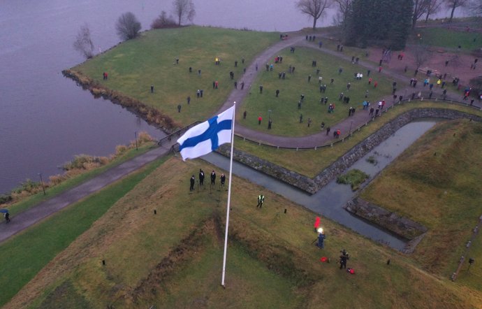06 Diciembre 2020, Finlandia, Hmeenlinna: Bandera finlandesa. Foto: Vesa Moilanen/Lehtikuva/dpa