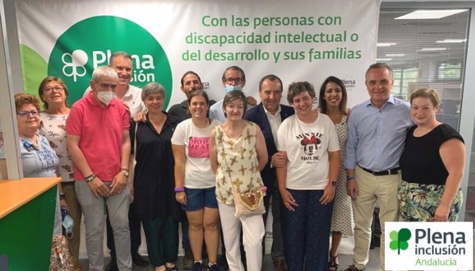 Imagen del encuentro de candidatos a las elecciones al Parlamento de Andalucía de 19 de junio con representantes de la asociación Plena inclusión Andalucía.