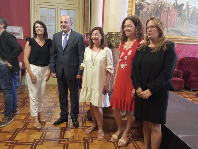 De izq a dcha. Presidenta Consell de Formentera, Ana Juan; el presidente del Consell de Ibiza, Vicent Marí; presidenta del Govern, Francina Armengol; presidenta del Consell de Mallorca, Catalina Cladera; y presidenta del Consell de Menorca, Susana Mora.