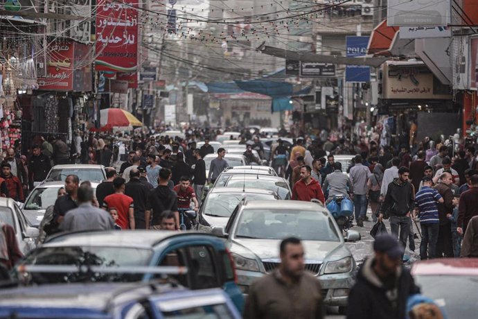 Archivo - Palestinos en un mercado de la Franja de Gaza antes de las celebraciones del Eid al Fitr, que marca el fin del Ramadán