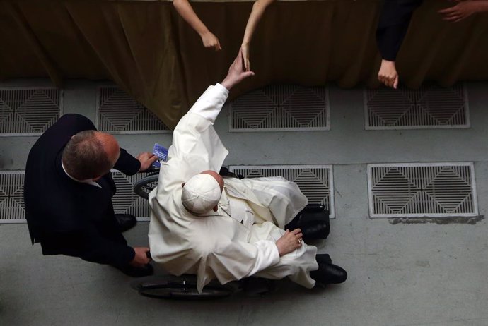 21 May 2022, Vatican, Vatican City: Pope Francis arrives for the audience to the readers of the weekly magazine Famiglia Cristiana (Christian Family) at Paul VI Hall. Photo: Evandro Inetti/ZUMA Press Wire/dpa
