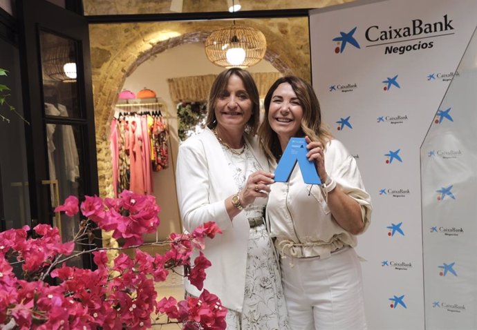 María Jesús Catalá, directora territorial de CaixaBank en Andalucía Occidental y Extremadura, ha hecho entrega del galardón a la premiada, Milagros Cabral.