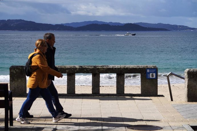 Archivo - Varias personas pasean por la playa de Silgar en Sanxenxo, en Sanxenxo