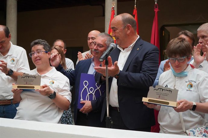 Las dos homenajeadas junto al presidente de la Diputación.