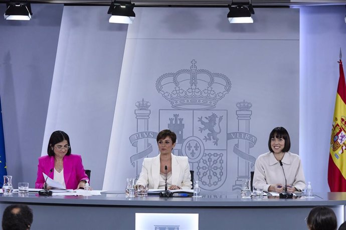 (I-D) La ministra de Sanidad, Carolina Darias; la ministra portavoz, Isabel Rodríguez; y la ministra de Ciencia e Innovación, Diana Morant, comparecen tras la reunión del Consejo de Ministros, en el Palacio de La Moncloa, a 14 de junio de 2022, en Madri