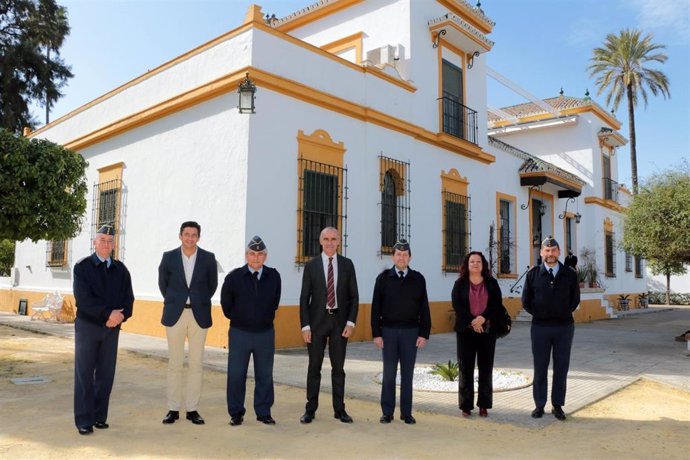 Archivo - Encuentro del alcalde de Sevilla, Antonio Muñoz, con autoridades militares del acuartelamiento aéreo de Tablada, junto al barrio del mismo nombre.