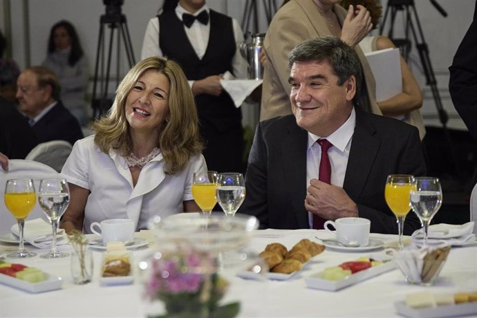 El ministro de Inclusión, Seguridad Social y Migraciones, José Luis Escrivá, y la vicepresidenta segunda, Yolanda Díaz, a su llegada un desayuno informativo de Nueva Economía Fórum, en el Hotel Westin Palace, a 13 de junio de 2022, en Madrid (España).