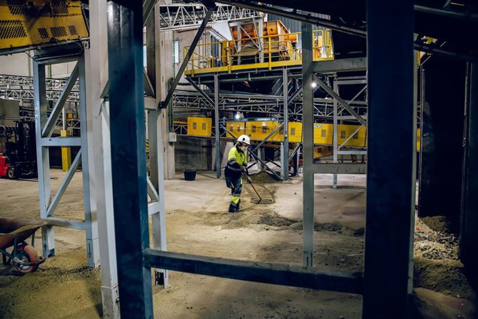 Archivo - Trabajadores en una fábrica