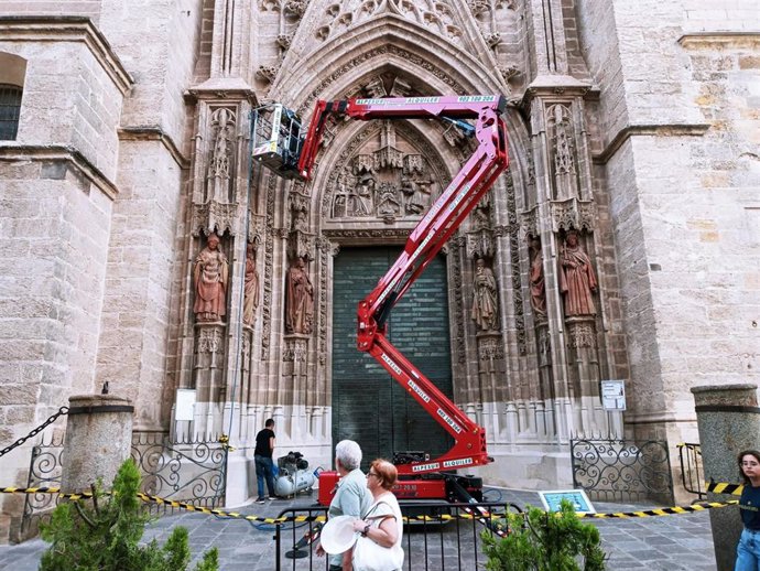 Labores de mantenimiento preventivo en la Puerta del Nacimiento de la Catedral.
