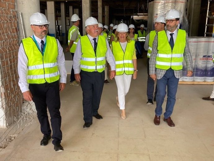 El consejero de Salud y Familia de la Junta de Andalucía, Jesús Aguirre, visita las obras del Hospital Costa del Sol en Marbella, junto a la alcaldesa, Ángeles Muñoz.