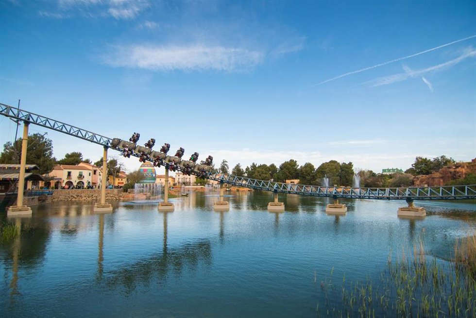 Archivo - Vista panorámica del lago y el Furius Baco,una de las atracciones más rápidas del parrque, en el día de la presentación de la temporada 2022, en PortAventura, a 8 de abril de 2022, en Salou, Tarragona