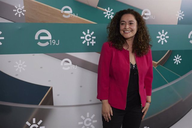 La candidata de Por Andalucía a la presidencia de la Junta de Andalucía, Inmaculada Nieto, en el Photocall previo al debate en RTVA 