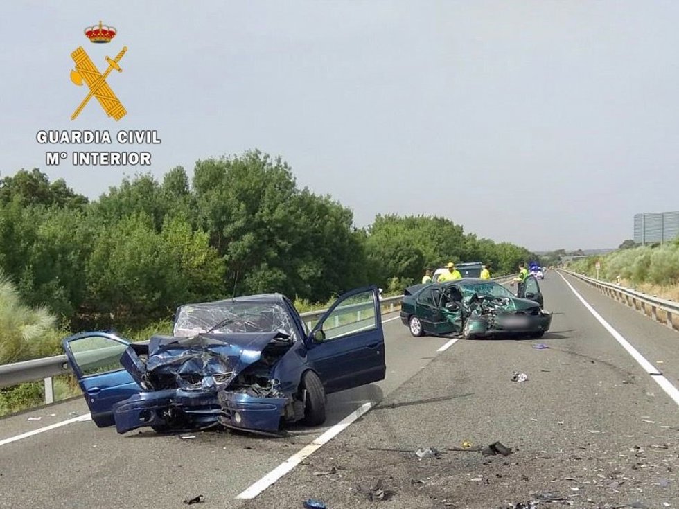 Choque frontal entre dos vehículos cerca de Plasencia