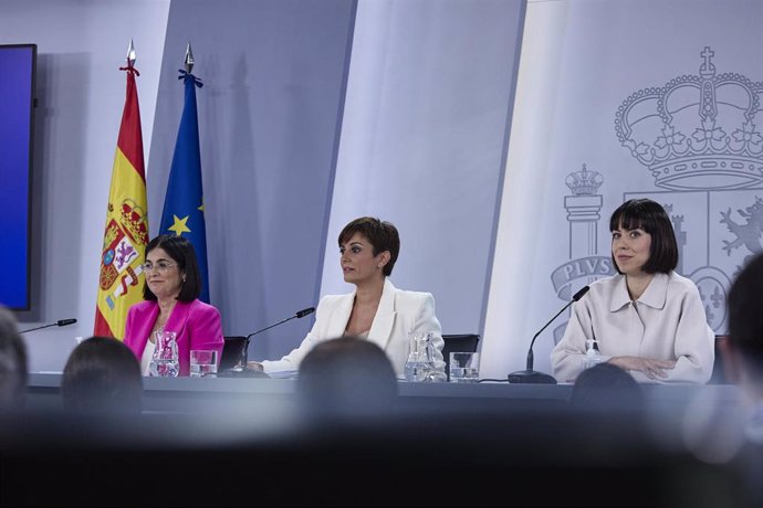 (I-D) La ministra de Sanidad, Carolina Darias; la ministra portavoz, Isabel Rodríguez; y la ministra de Ciencia e Innovación, Diana Morant, comparecen tras la reunión del Consejo de Ministros, en el Palacio de La Moncloa, a 14 de junio de 2022, en Madri