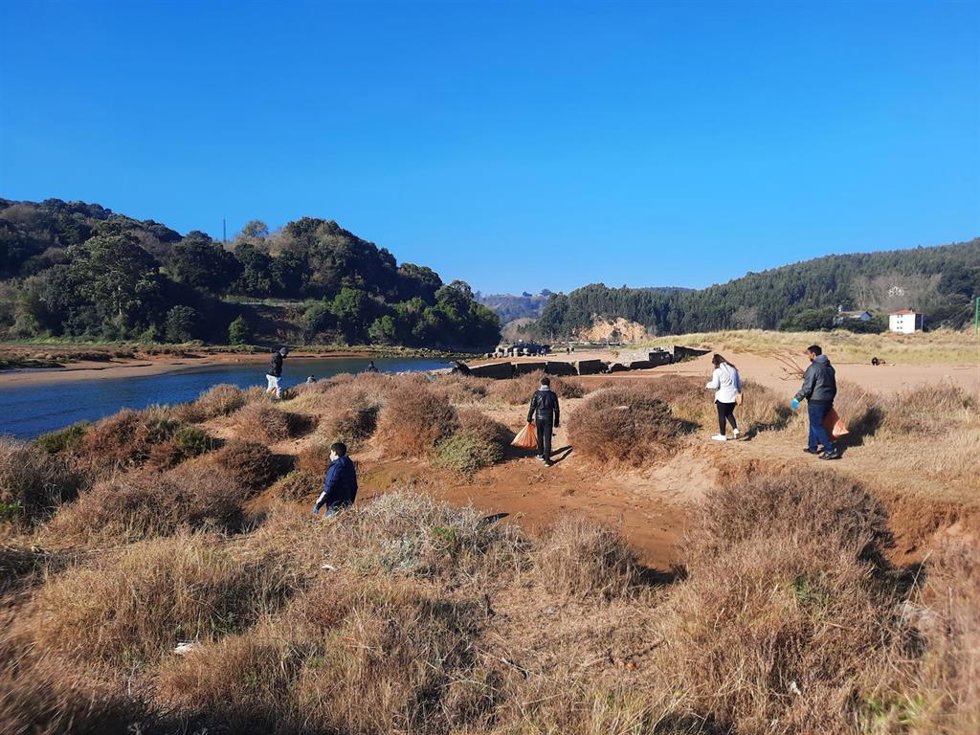 Archivo - Recogida de residuos en el Barbadun (Muskiz)