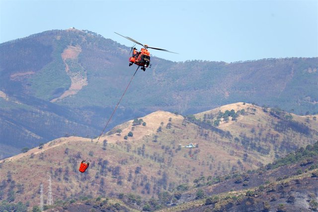 Medios aéreos en la zona del incendio estabilizado en Pujerra en labores de refresco a 10 de junio del 2022 en Pujerra (Málaga, Andalucía)