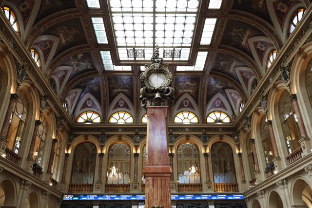 El reloj de la bolsa de 4 esferas, la que ejerce de barómetro está estropeada e indica siempre que el tiempo es variable, en el Palacio de la Bolsa de Madrid, a 26 de mayo de 2022, en Madrid (España).