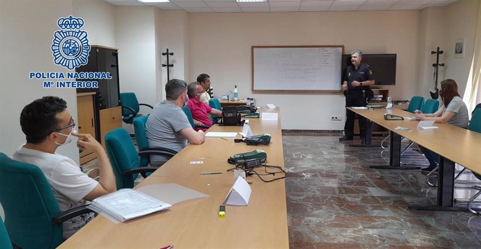La Policía Nacional imparte clases de seguridad a nuevos vendedores de cupones de la ONCE.
