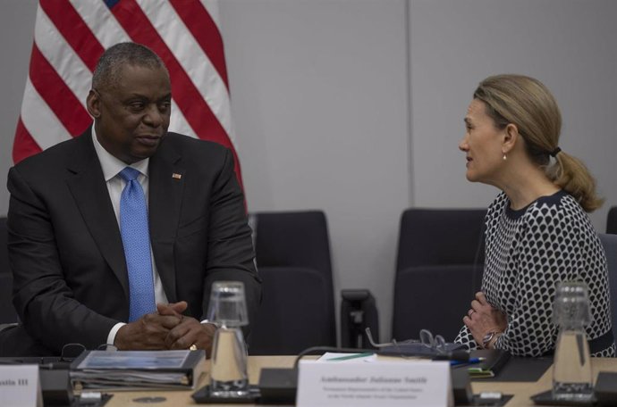 El secretario de Defensa de Estados Unidos, Lloyd Austin, y la embajada de la OTAN, Julianne Smith