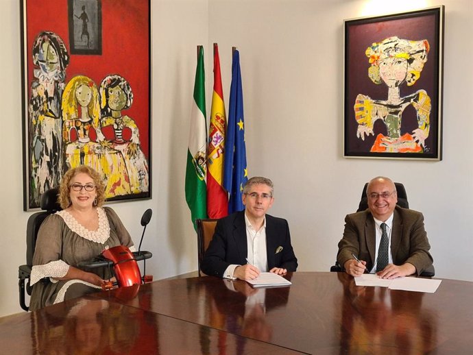 Representantes del Palacio de Congresos de Córdoba y la Asociación Nacional de Personas con Discapacidad 'Cota Cero' en la firma del acuerdo.
