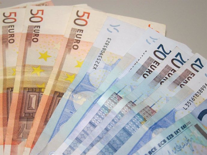 Archivo - Billetes de euro, dinero