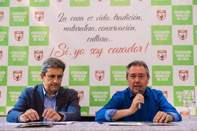 El candidato del PSOE-A a la Presidencia de la Junta, Juan Espadas (d), firma el pacto andaluz por la caza en Santa Fe (Granada).