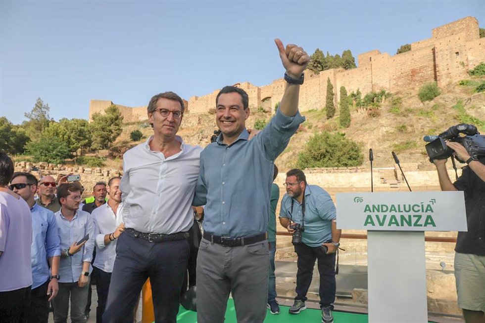 El presidente del PP-A y candidato a la reelección a la Presidencia de la Junta, Juanma Moreno, junto al presidente del PP, Alberto Núñez Feijoó, clausuran un mitin, en el acto electoral de campaña para los comicios autonómicos del próximo día 19 a 11 d