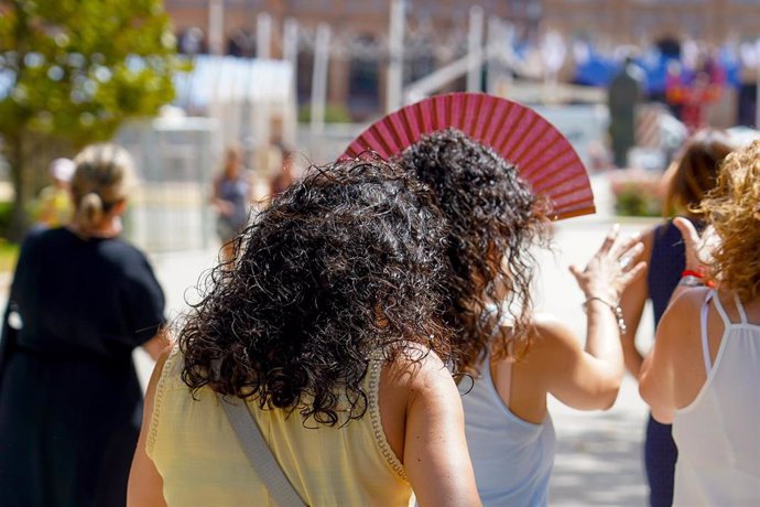 Dos mujeres con un abanicos pasean por el Parque de Maria Luisa   en la primera ola de calor con temperaturas que sobrepasaran los 40 grados a 12 de junio del 2022 en Sevilla (Andalucía, España)