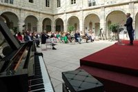 Una exposición repasa en el Parlamento la historia de la fábrica de tabacos de Santander