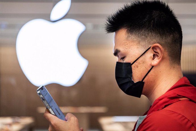 21 May 2022, China, Wuhan: A Chinese customer examines an iphone during the official opening of the new Apple flagship store at the Wuhan International Plaza. Photo: Ren Yong/SOPA Images via ZUMA Press Wire/dpa