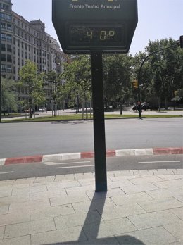 Archivo - Foto de archivo de un termómetro a 40 grados en Zaragoza.