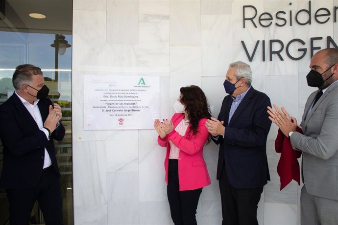 Archivo - Imagen de archivo de abril de este año de la consejera de Igualdad, Rocío Ruiz, inaugurando una residencia de mayores en Vera (Almería).