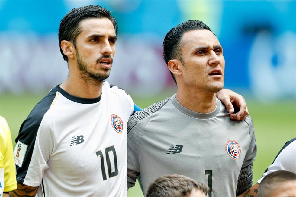 Archivo - Bryan Ruiz y Keylor Navas escuchan el himno de Costa Rica antes de un partido