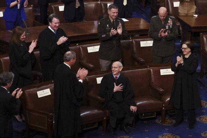 El presidente del Tribunal Supremo de Estados Unidos,, John Roberts, y distintos jueces asociados durante el discurso de Estado de la Unión del presidente Joe Biden