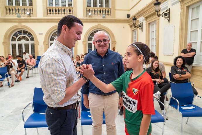 La UD Pavía femenina entrega el trofeo de campeonas de España a la provincia