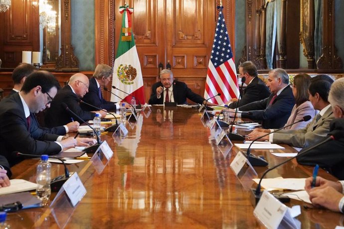 El presidente de México, Andrés Manuel López Obrador, con el enviado especial para el Clima de Estados Unidos, John Kerry.