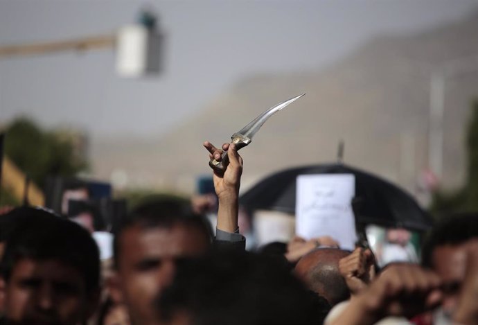 Un simpatizante houthi sostiene un puñal durante una protesta contra EEUU y Arabia Saudí en la que se pide el fin de la guerra en Yemen, un día después de que se renovara la tregua en Saná. 