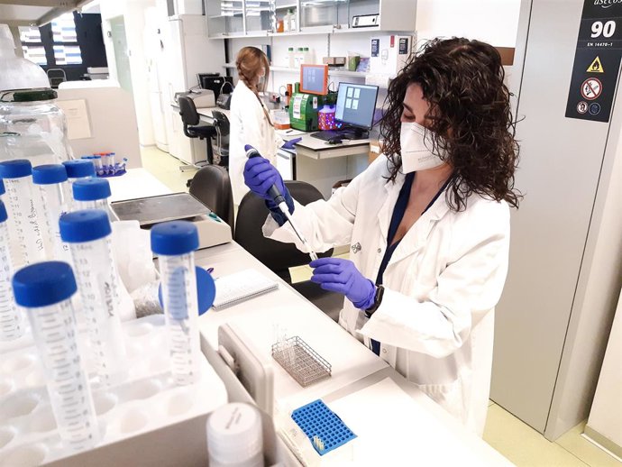 Imatge d'una investigadora de l'Hospital de la Santa Creu i Sant Pau