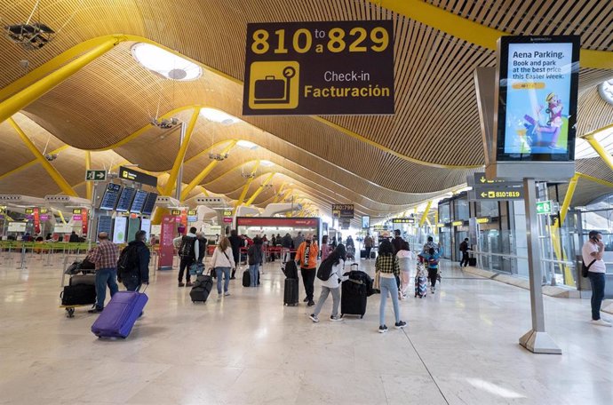 Archivo - Viajeros con maletas en la terminal T-4 en el Aeropuerto Adolfo Suárez Madrid-Barajas, a 13 de abril de 2022, en Madrid (España). 
