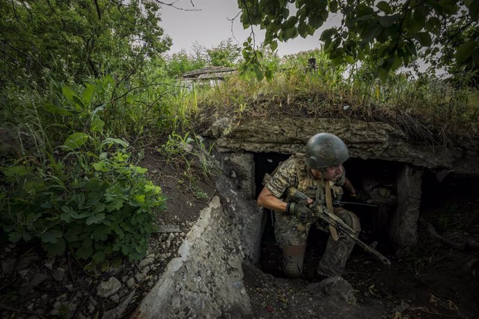 June 12, 2022, Zaporizhzhia, Ukraine: A ukrainian soldier covers himself  in his bunker during the shellings between the russian and ukrainian armies in the frontline of Zaporizhzhia, Ukraine.,Image: 699147601, License: Rights-managed, Restrictions: , M