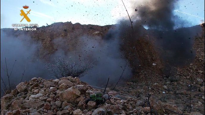La Guardia Civil destruye un proyectil de artillería hallado en una vivienda en Estella
