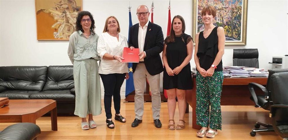 El consejero de Educación, Carlos Gimeno, y la directora territorial de la Fundación Secretariado Gitano, Inés García Pérez, en la firma del convenio.